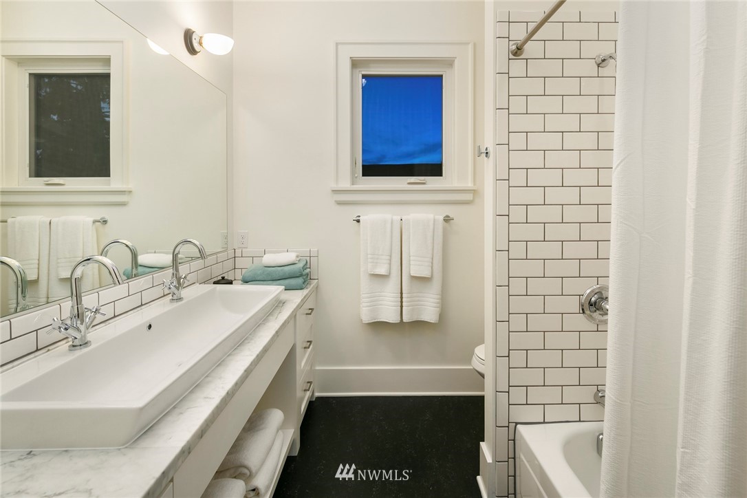 116 Howe Street Seattle, WA 98109 - Photo 23 of 36 Gallery Image 23