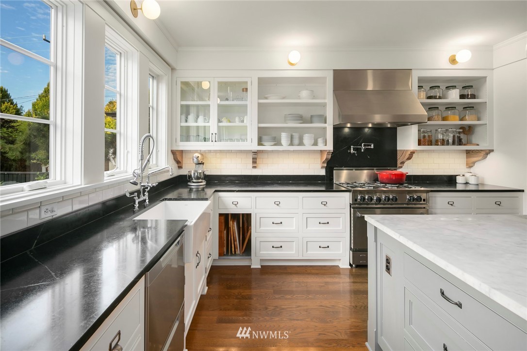 116 Howe Street Seattle, WA 98109 - Photo 7 of 36 Gallery Image 7