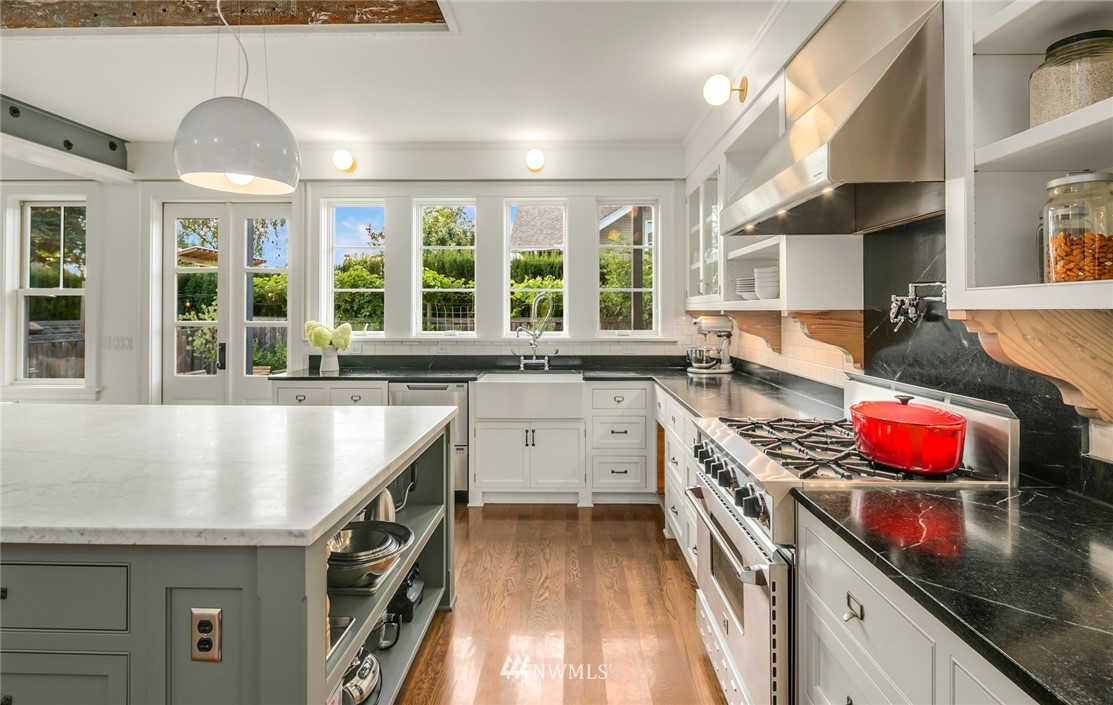116 Howe Street Seattle, WA 98109 - Photo 9 of 36 Gallery Image 9