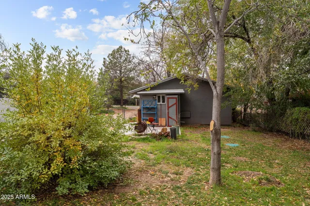 a view of a house with backyard