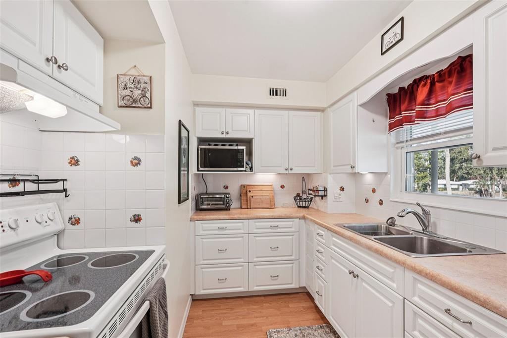 3900 Roxane Boulevard, Unit 8B Sarasota, FL 34235 - Photo 11 of 35