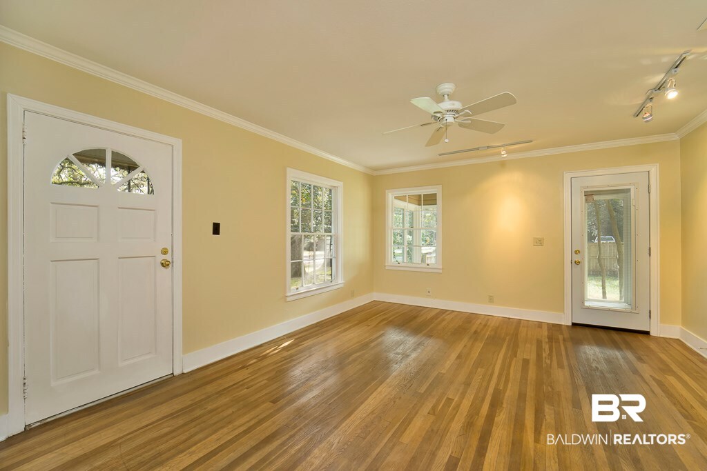 724 Cottage Hill Avenue Mobile, AL 36693 - Photo 4 of 22