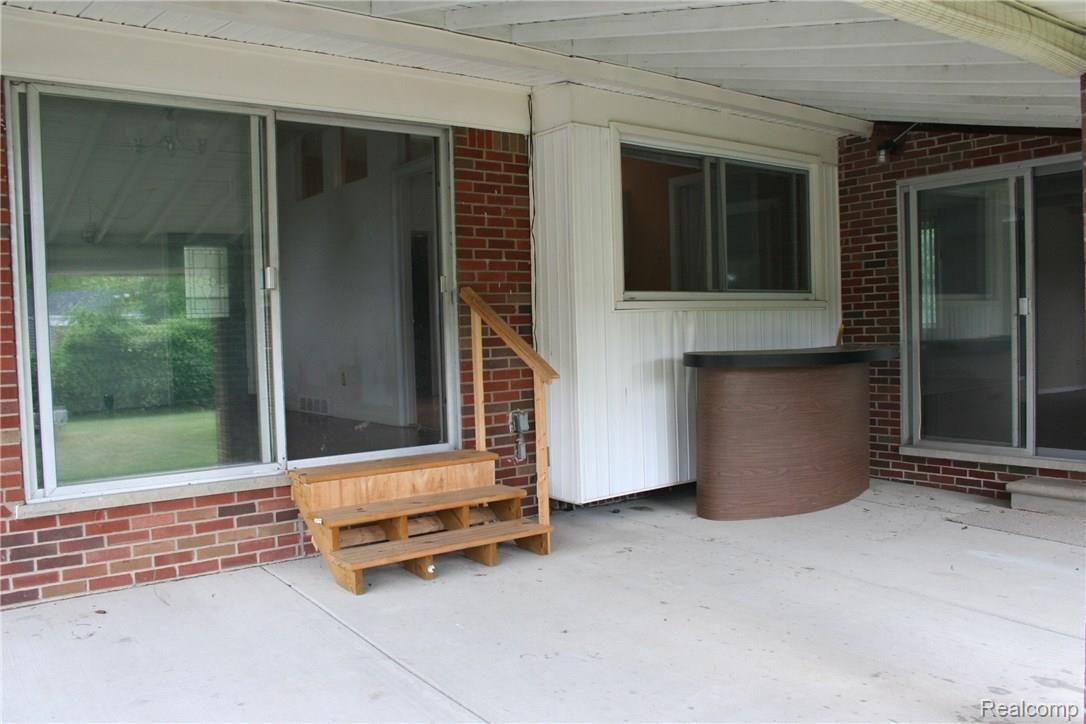 17111 Rougeway Street Livonia, MI 48152 - Photo 9 of 40 Awesome covered concrete patio!