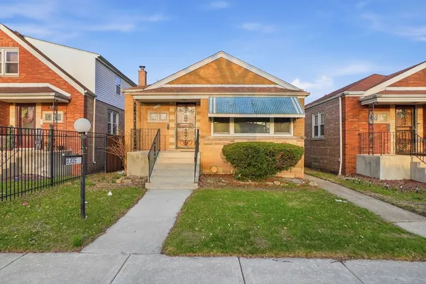 $200,000 | 8305 South Paxton Avenue, Chicago, IL 60617