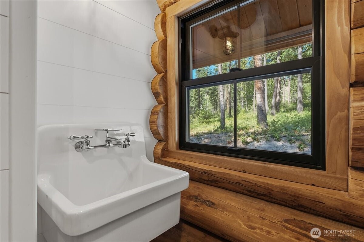 2350 First Crk Road Chelan, WA 98816 - Photo 19 of 39 a bathroom with a bathtub and window