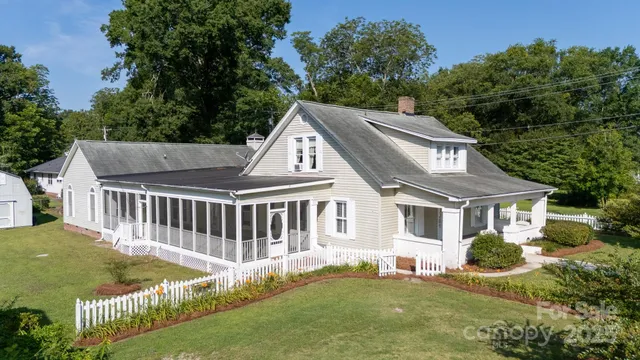 a view of house with a yard