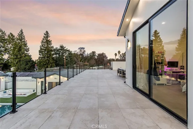 a view of an house with backyard porch and garden