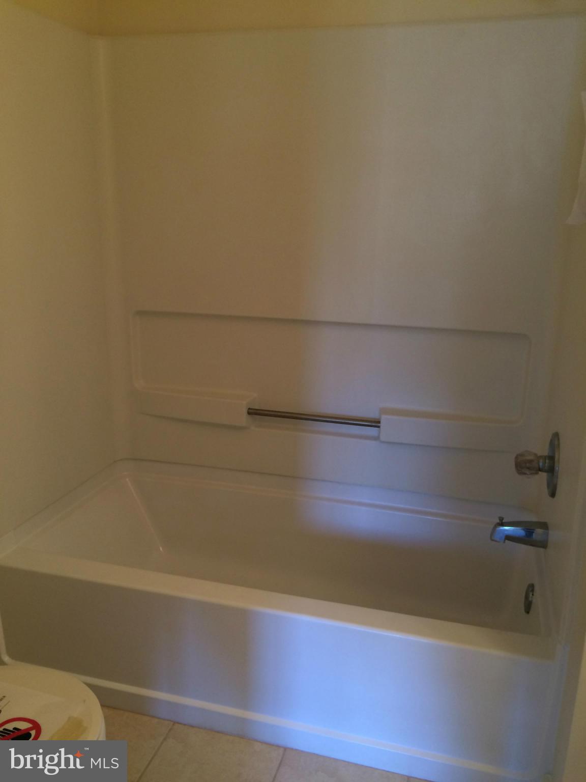 644 Charles Street, Unit R21 Baltimore, MD 21230 - Photo 6 of 7 a bathroom with a bathtub