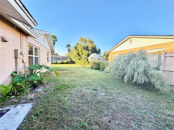 a view of a back yard