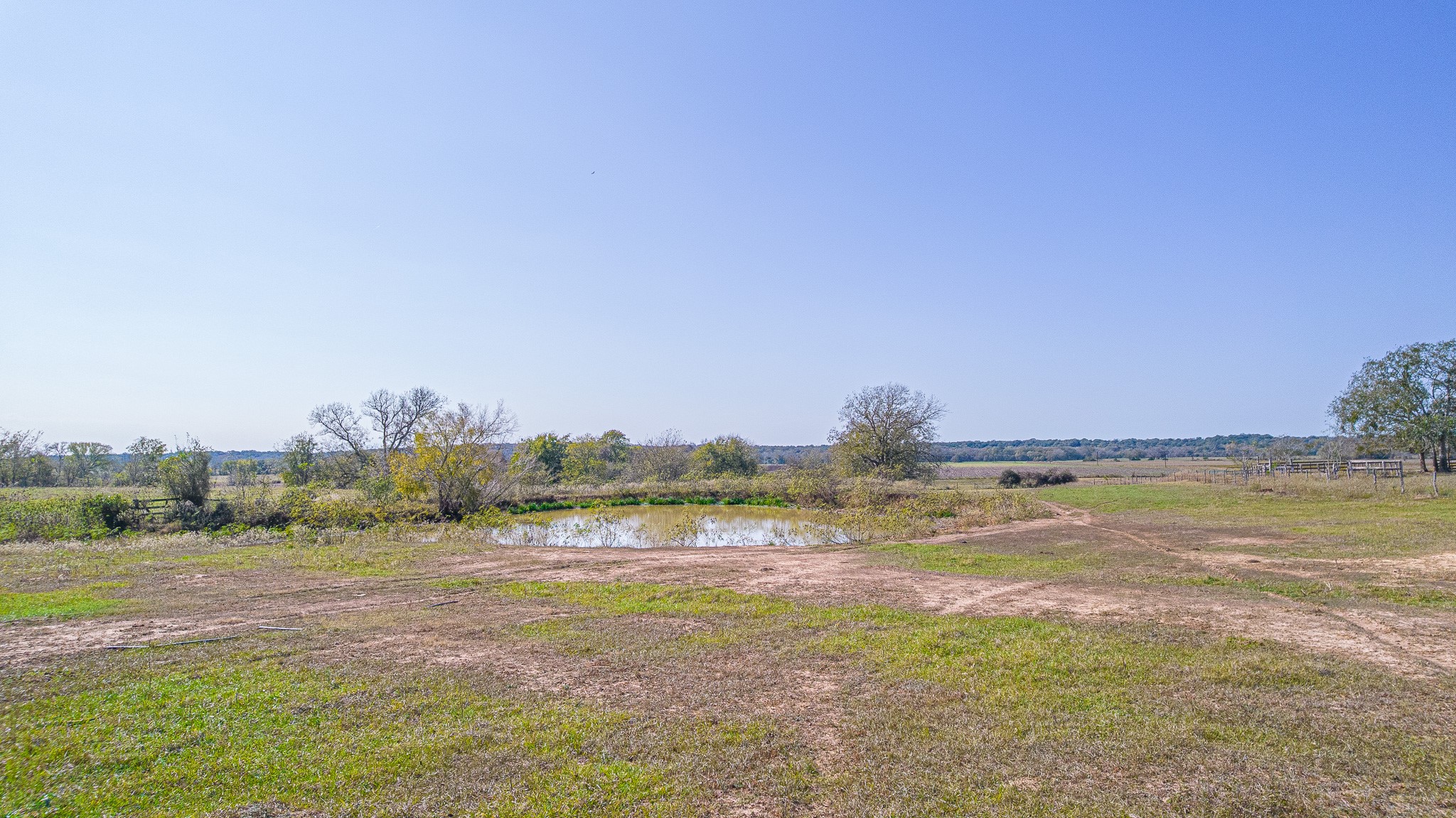 28-acres Shaws Bend Road Columbus, TX 78934 - Photo 10 of 22 a view of an ocean and a mountain