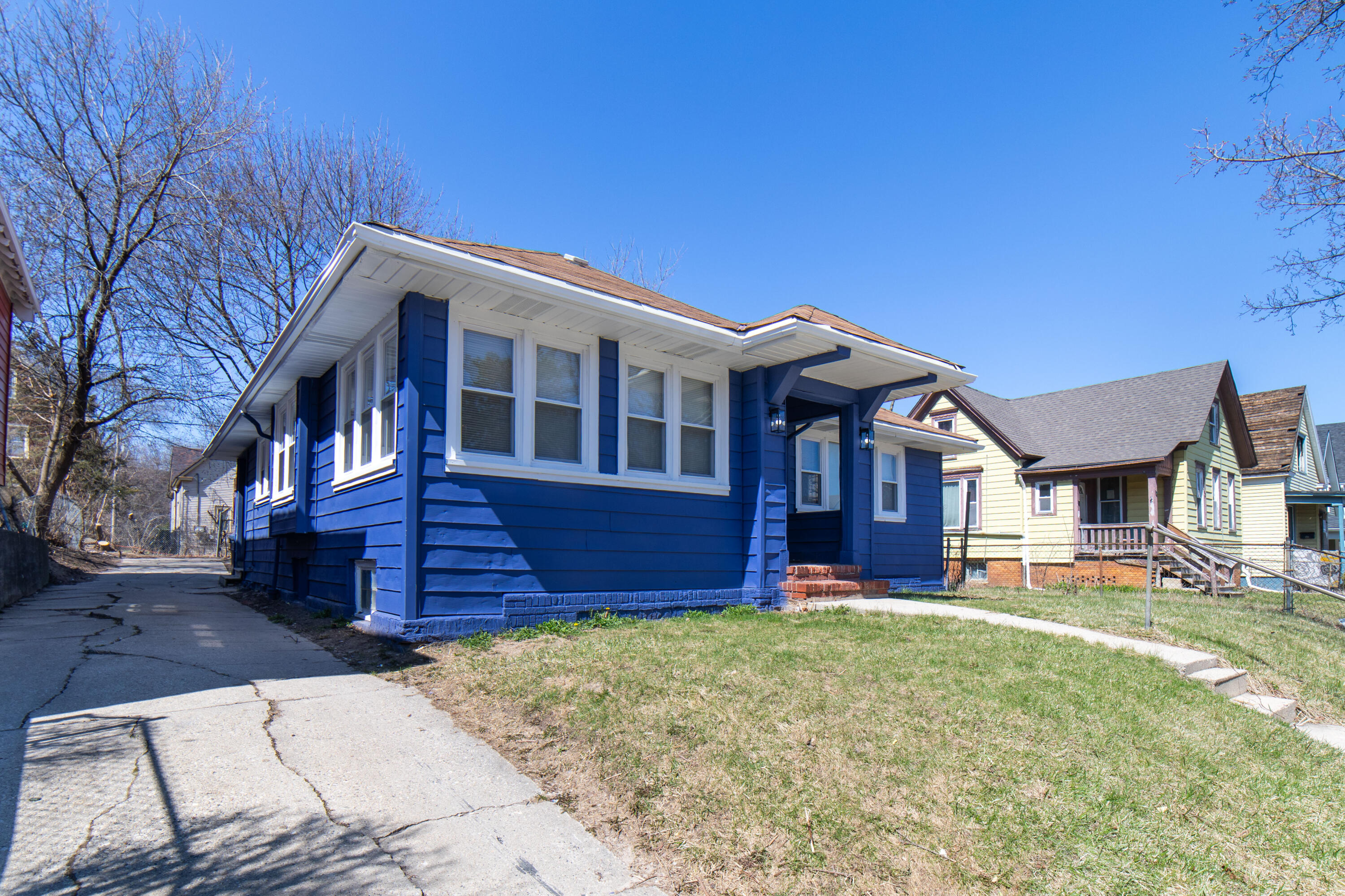 3409 North Vel R. Phillips Avenue Milwaukee, WI 53212 - Photo 2 of 23 Side View