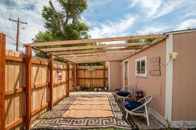 a view of a house with backyard