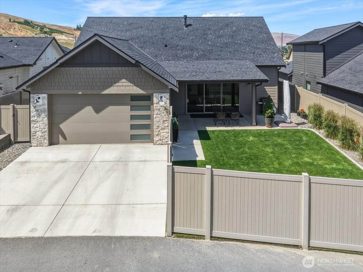 913 Racine Spgs Drive Wenatchee, WA 98801 - Photo 2 of 40
