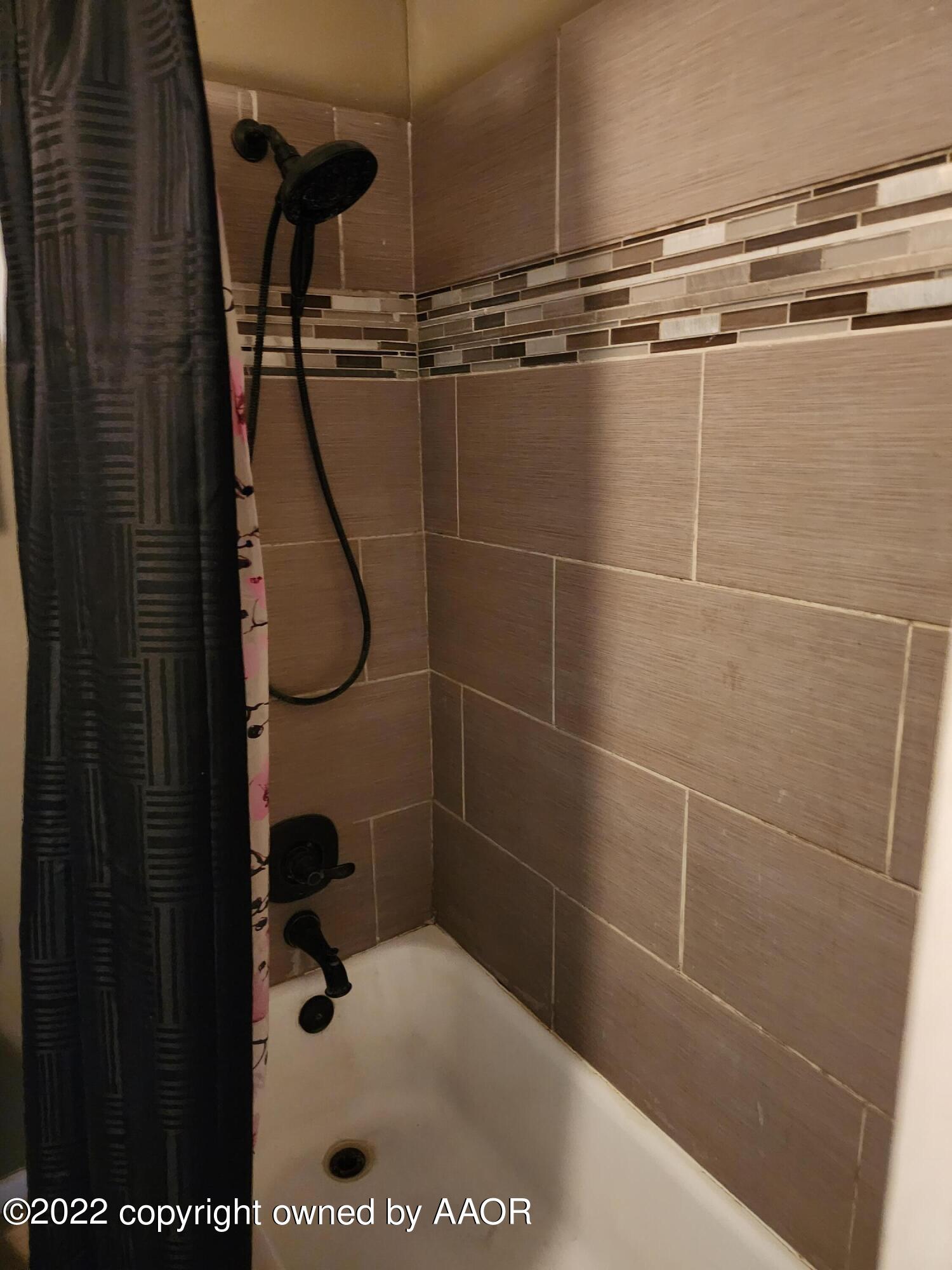 120 Pinon Street Borger, TX 79007 - Photo 15 of 19 a bathroom with a shower