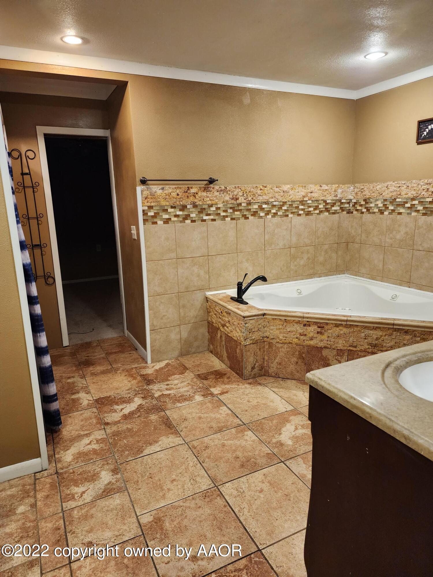 120 Pinon Street Borger, TX 79007 - Photo 9 of 19 a bathroom with a tub