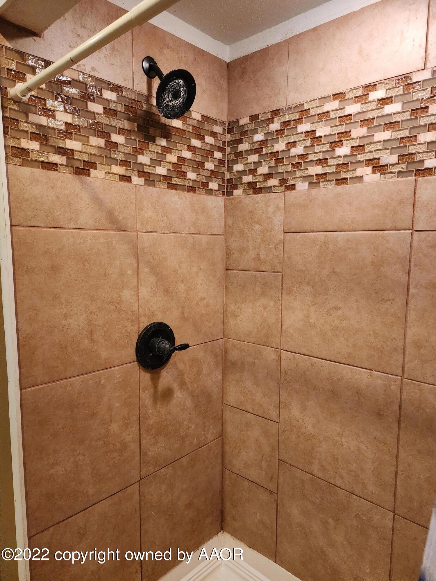 120 Pinon Street Borger, TX 79007 - Photo 10 of 19 a bathroom with a shower