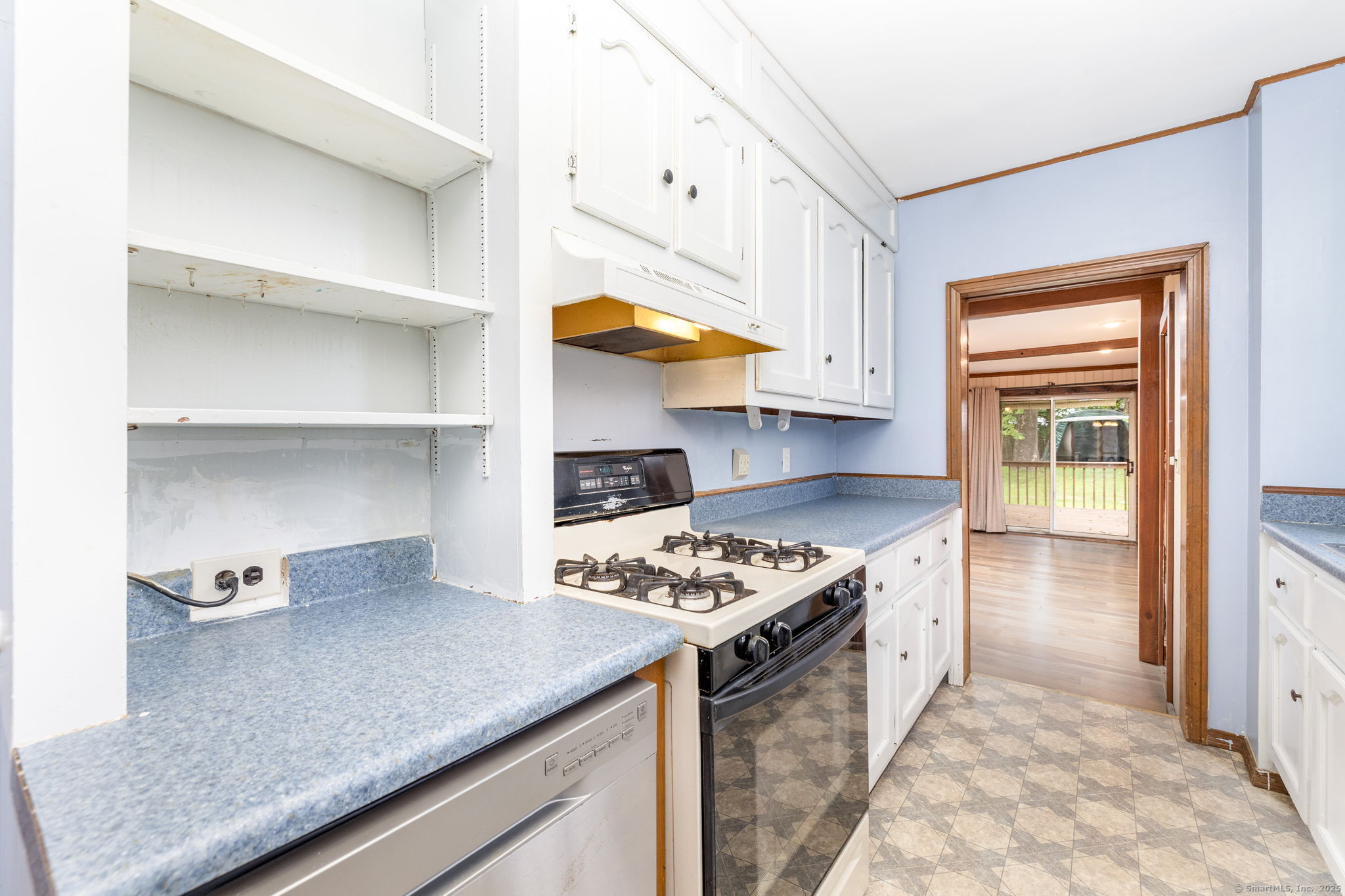 548 Worthington Ridge Berlin, CT 06037 - Photo 15 of 40 a kitchen with stainless steel appliances granite countertop a stove and a cabinets