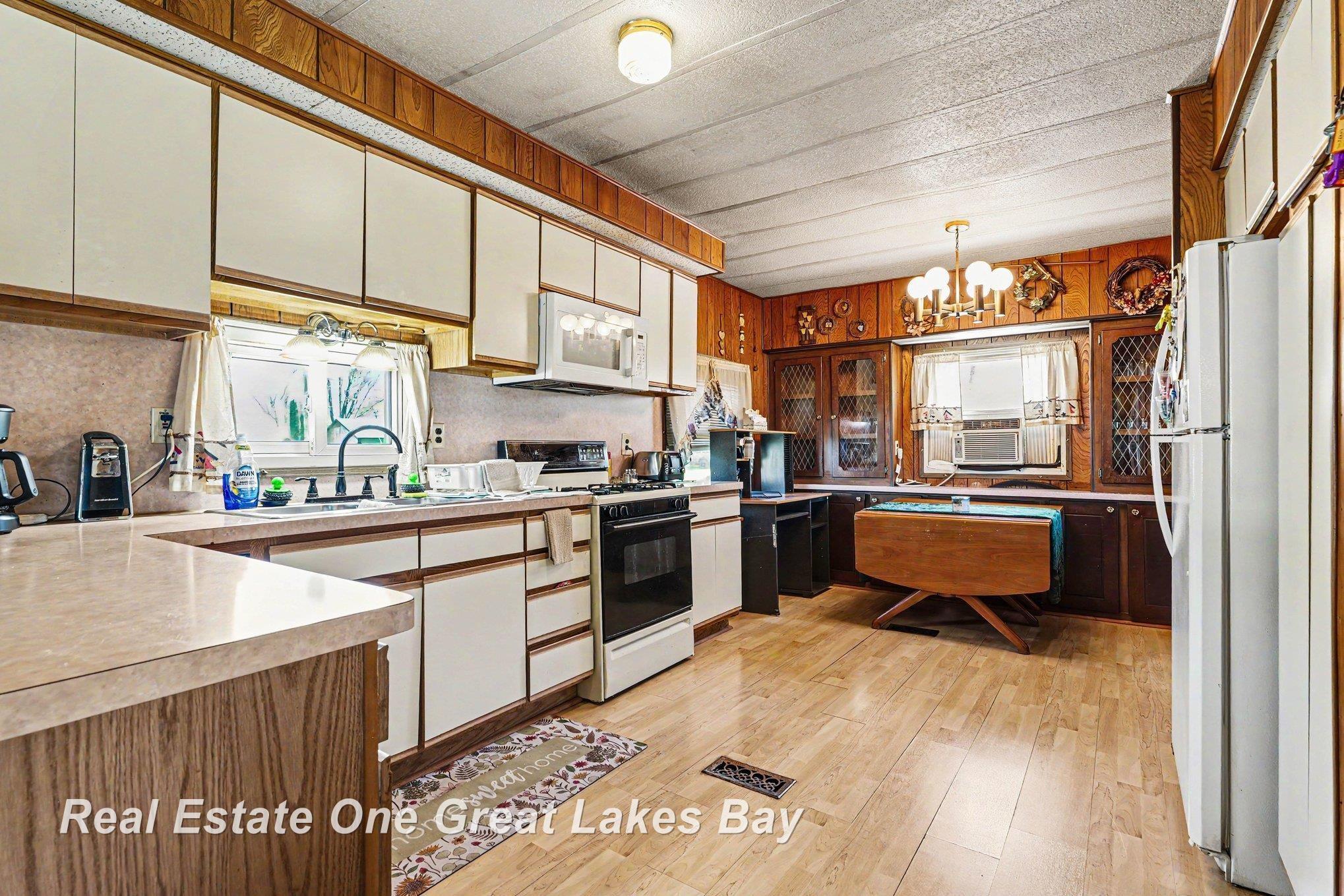 2118 Lakeview Road Standish, MI 48658 - Photo 13 of 28