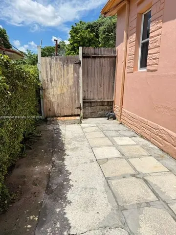 a view of a backyard with pathway