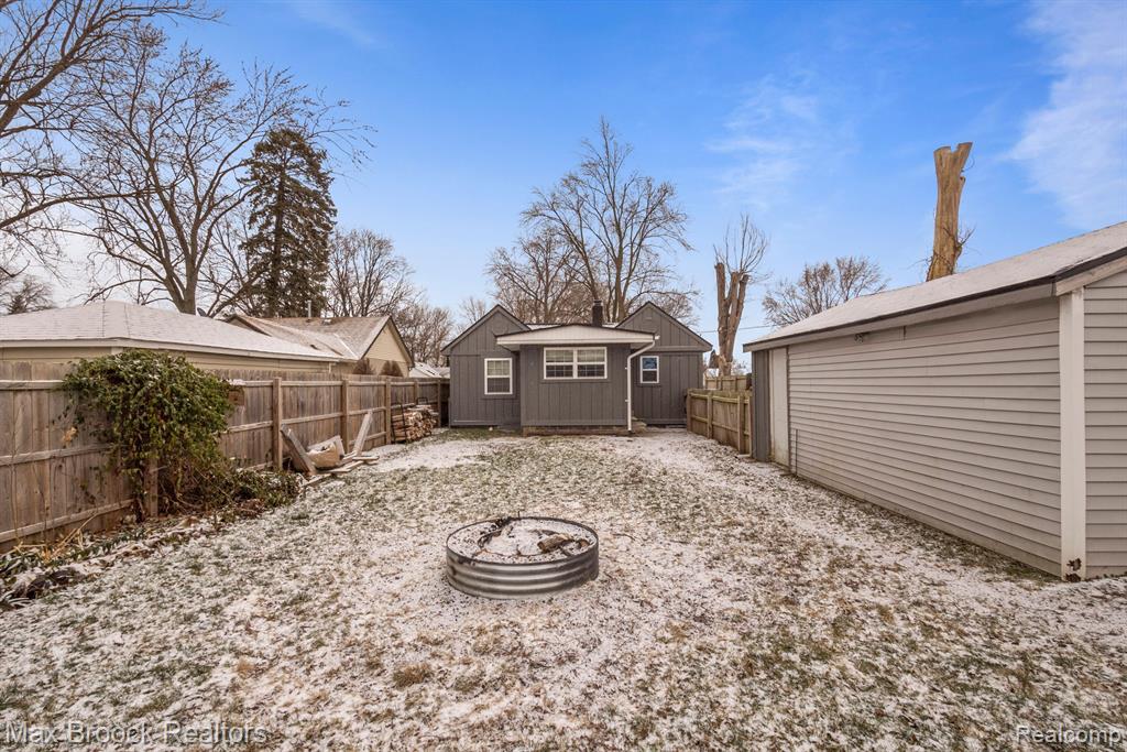 22025 Springbrook Avenue Farmington Hills, MI 48336 - Photo 7 of 24