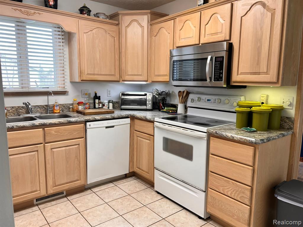 320 Roller Way Mayville, MI 48744 - Photo 11 of 36