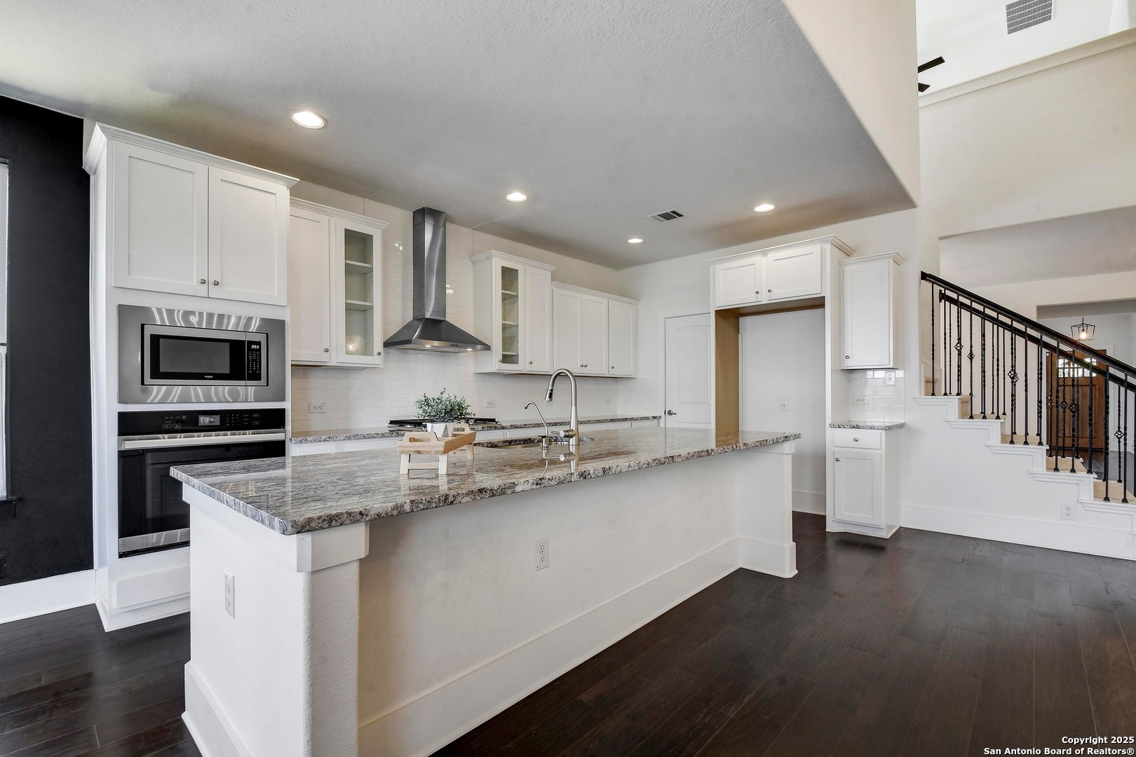 216 Kilmarnock Boerne, TX 78015 - Photo 7 of 35