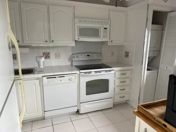 $2,200 | 1523 East Hillsboro Boulevard, Unit 335, Deerfield Beach, FL 33441