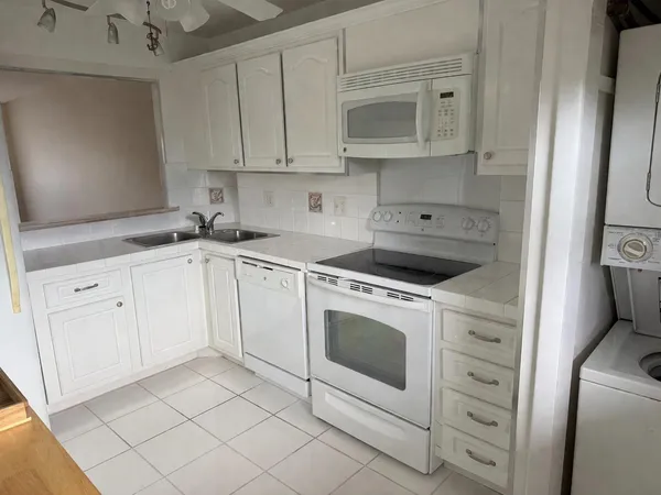 $2,200 | 1523 East Hillsboro Boulevard, Unit 335, Deerfield Beach, FL 33441