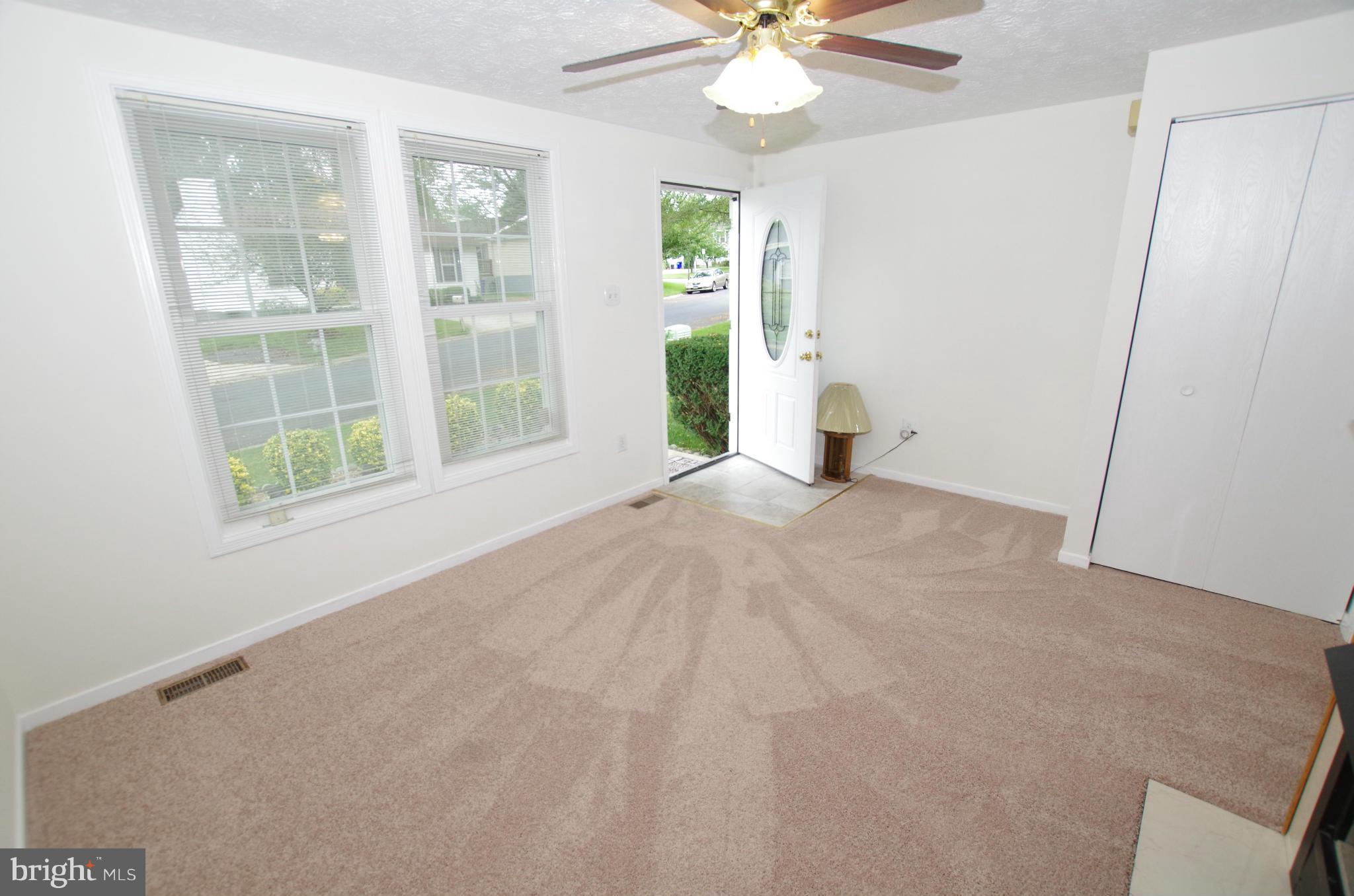 7312 Torran Rocks Way Gaithersburg, MD 20879 - Photo 4 of 30 Living Room Entrance