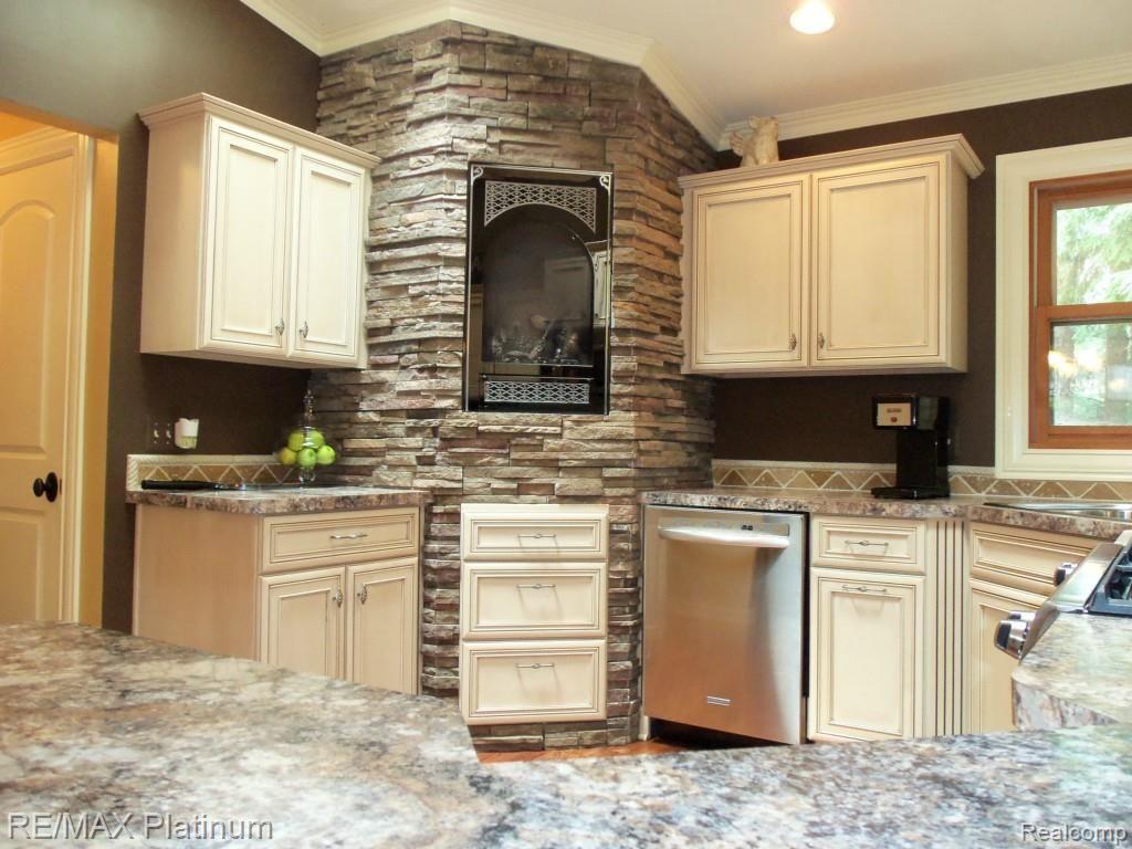 2225 Spruce Ridge Howell, MI 48855 - Photo 2 of 24 Kitchen