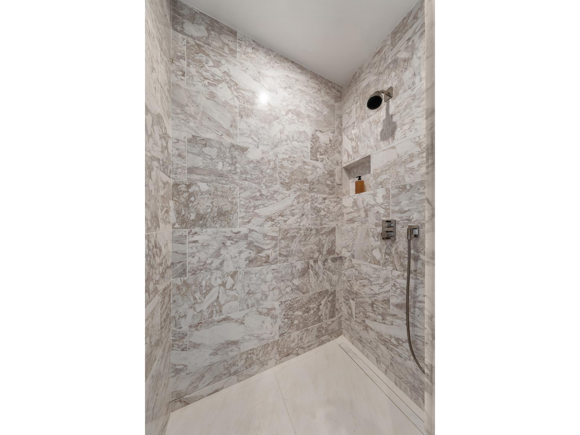 138 East 50th Street, Unit 28A Manhattan, NY 10022 - Photo 31 of 32