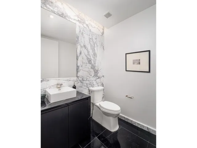 $2,370,000 | 138 East 50th Street, Unit 28A | Midtown East