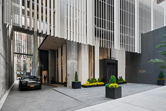 $2,370,000 | 138 East 50th Street, Unit 28A | Midtown East