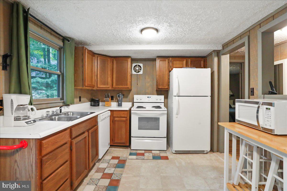 13 Mountainside Loop Berkeley Springs, WV 25411 - Photo 3 of 57