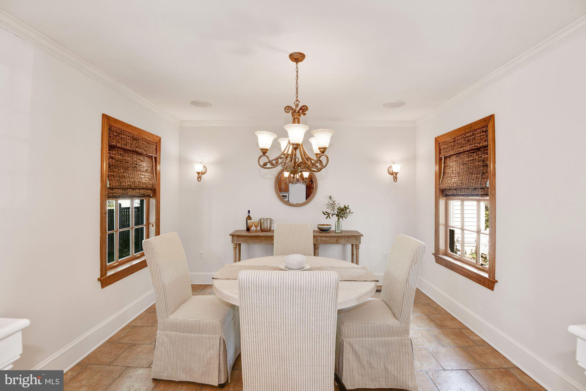 291 Halsey Road Annapolis, MD 21401 - Photo 11 of 42 Intimate dining space immediately off the kitchen.