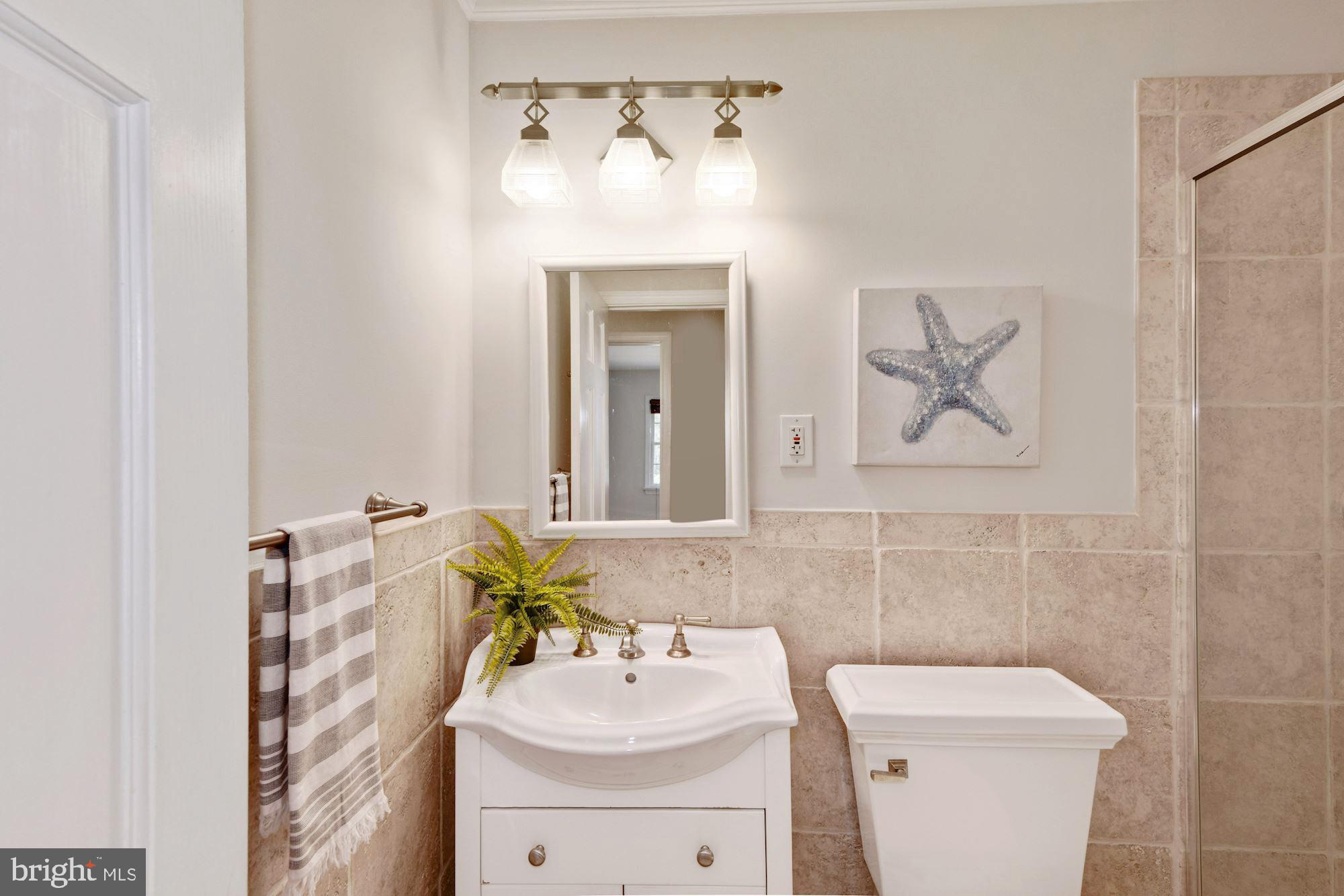 291 Halsey Road Annapolis, MD 21401 - Photo 27 of 42 Additional full bathroom on upper level.