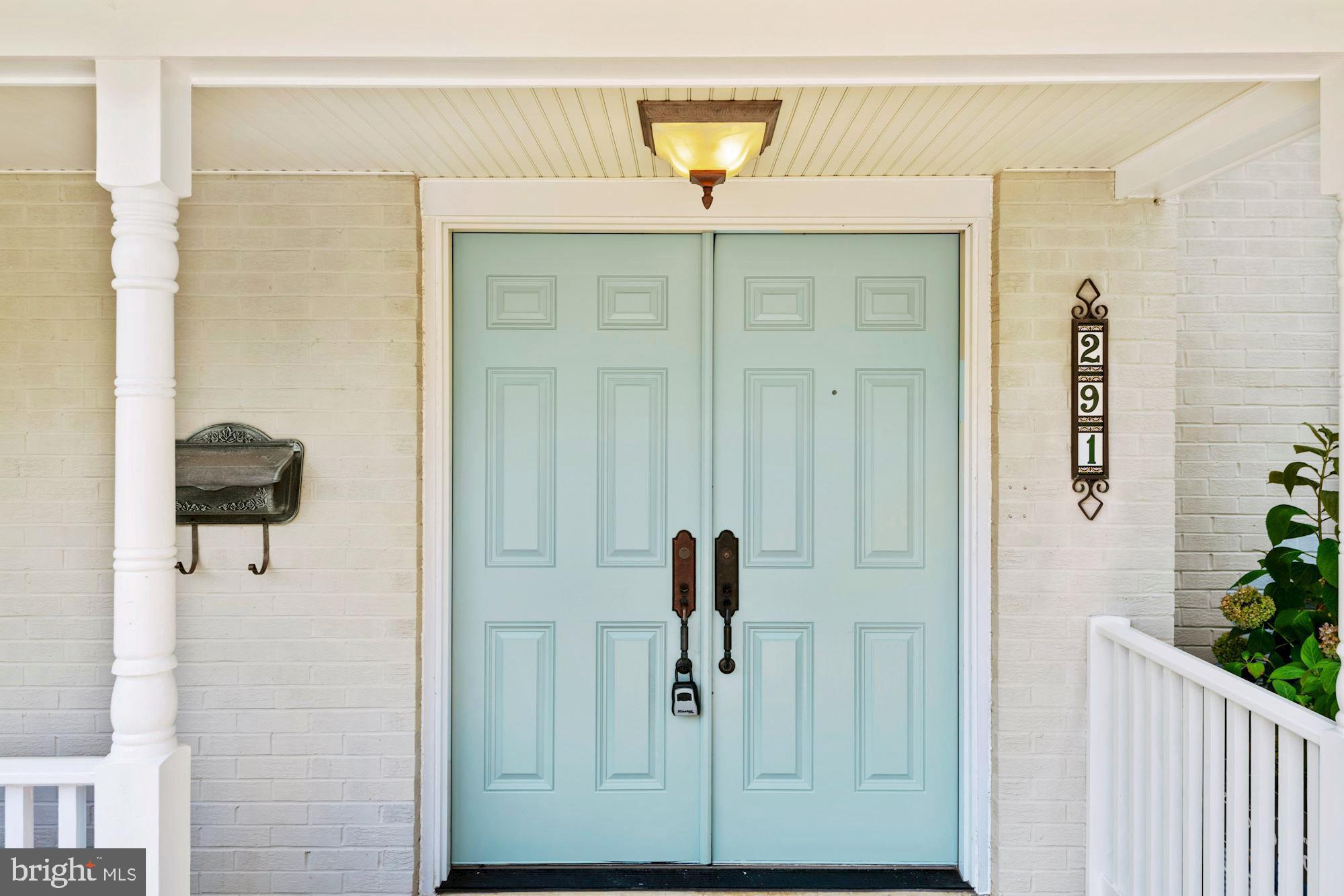 291 Halsey Road Annapolis, MD 21401 - Photo 4 of 42 Welcome home to your slice of heaven!
