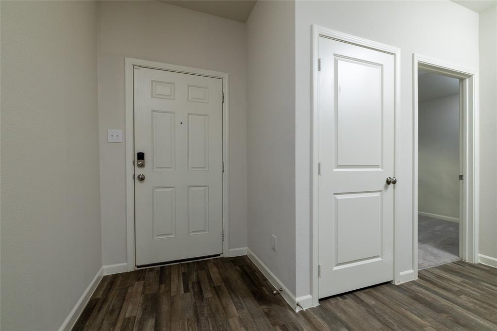 953 Ben Drive Springtown, TX 76082 - Photo 5 of 38 an empty room with closet