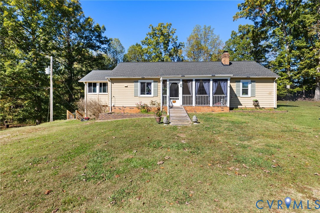 a view of a house with backyard and trees