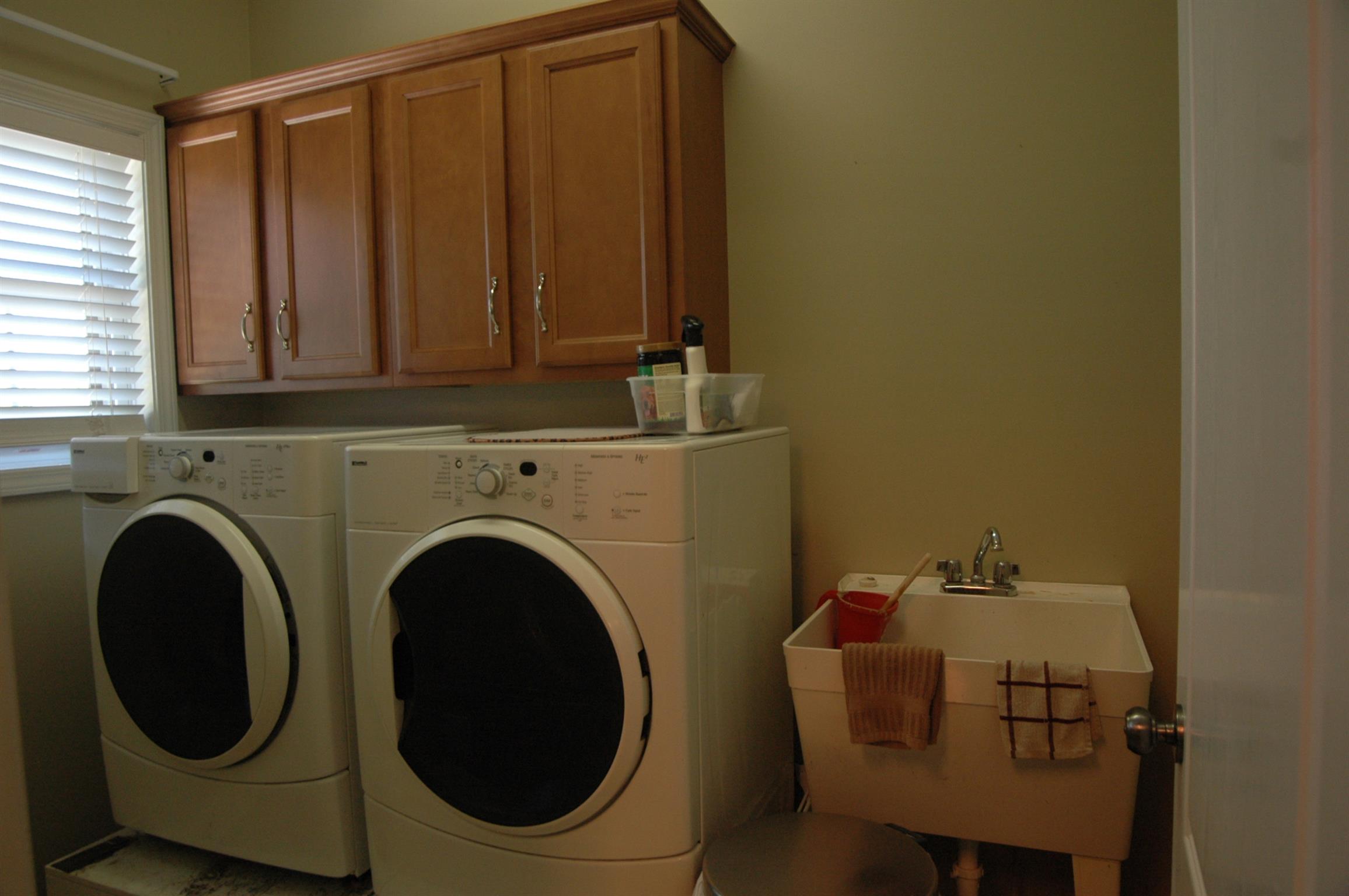 974 South Ridge Trail Clarksville, TN 37043 - Photo 25 of 30 Laundry room with utility sink
