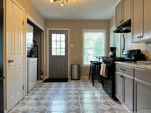 $1,500 | 522 West Ridgewood Court, San Antonio, TX 78212