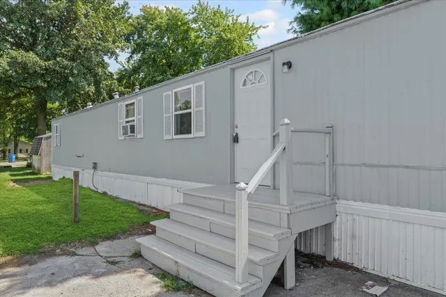 $22,000 | 353 West Monroe Street, Unit M13, Monticello, IL 61856