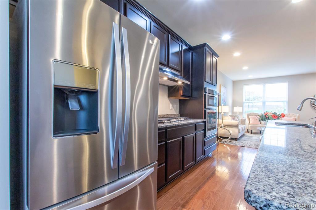 863 Barclay Circle Rochester Hills, MI 48307 - Photo 13 of 35