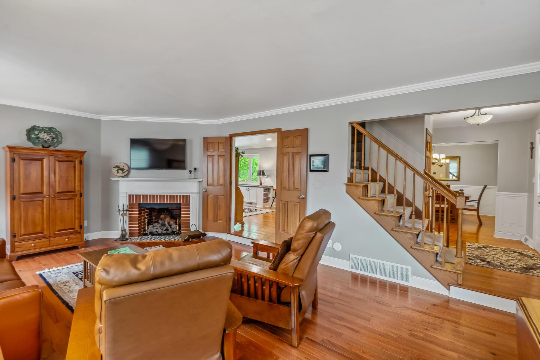 879 Lynbrook Road Columbus, OH 43235 - Photo 7 of 43 Living Room