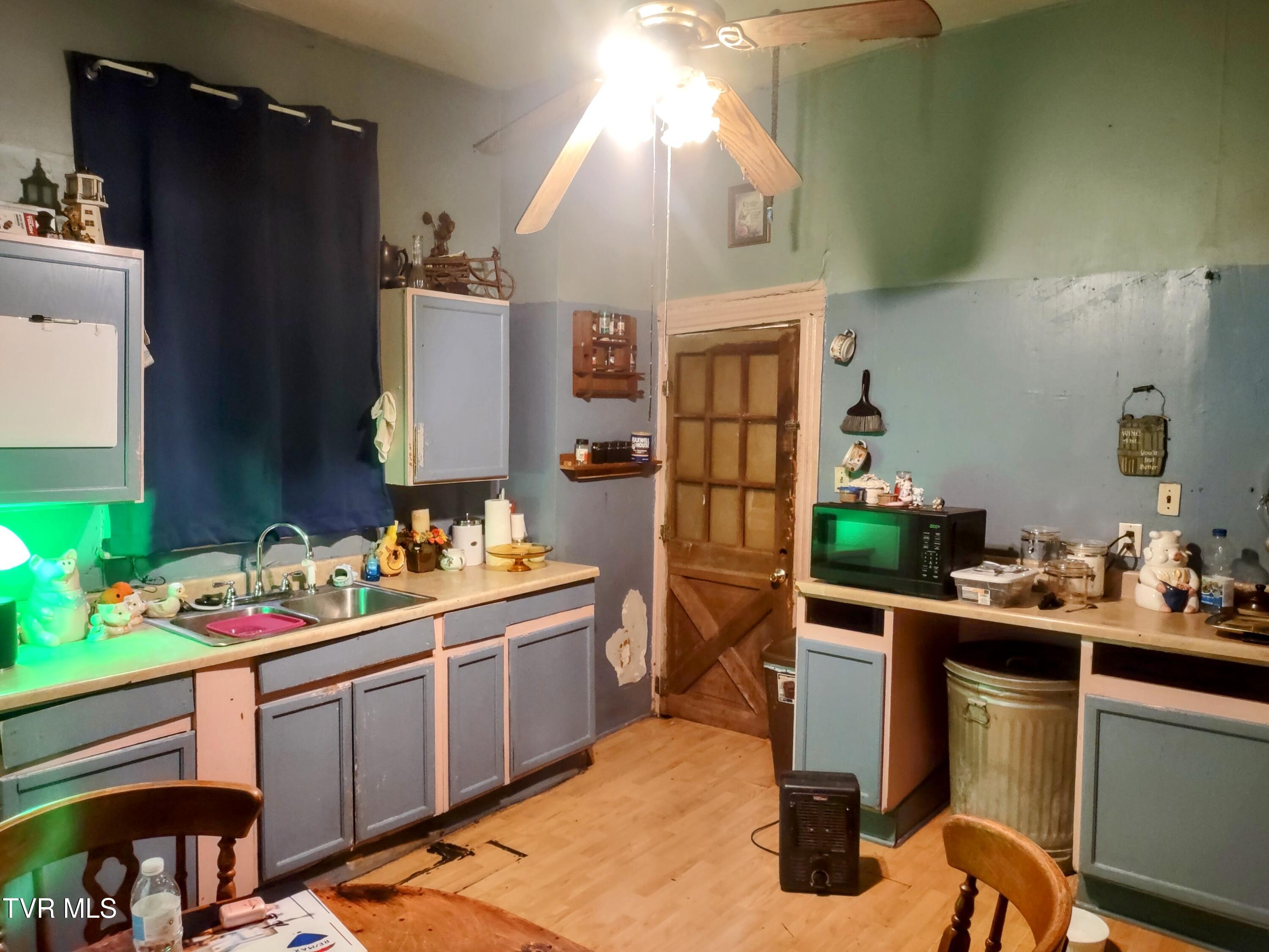 1004 Maple Street Bristol, VA 24201 - Photo 2 of 12 *