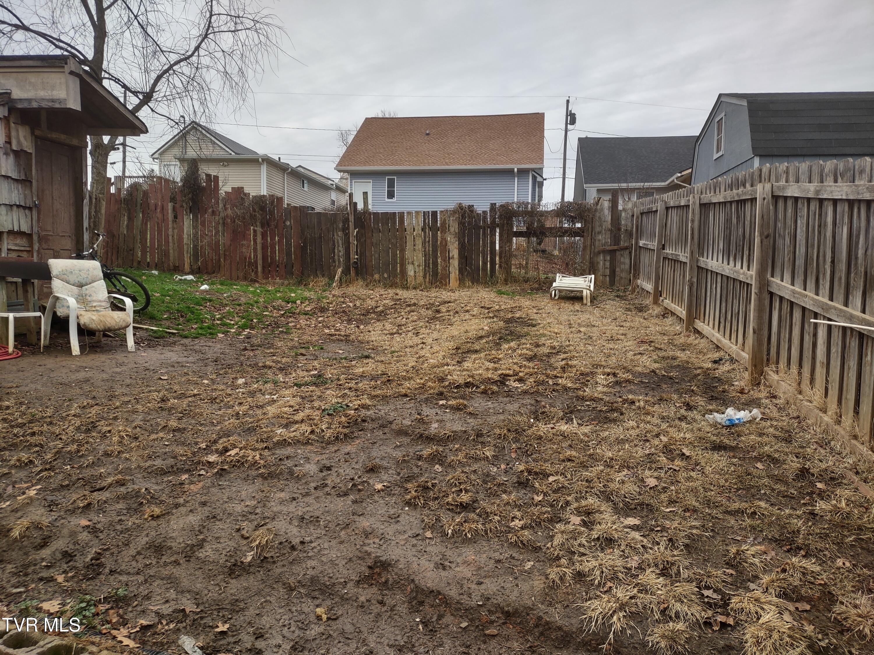 1004 Maple Street Bristol, VA 24201 - Photo 5 of 12 *