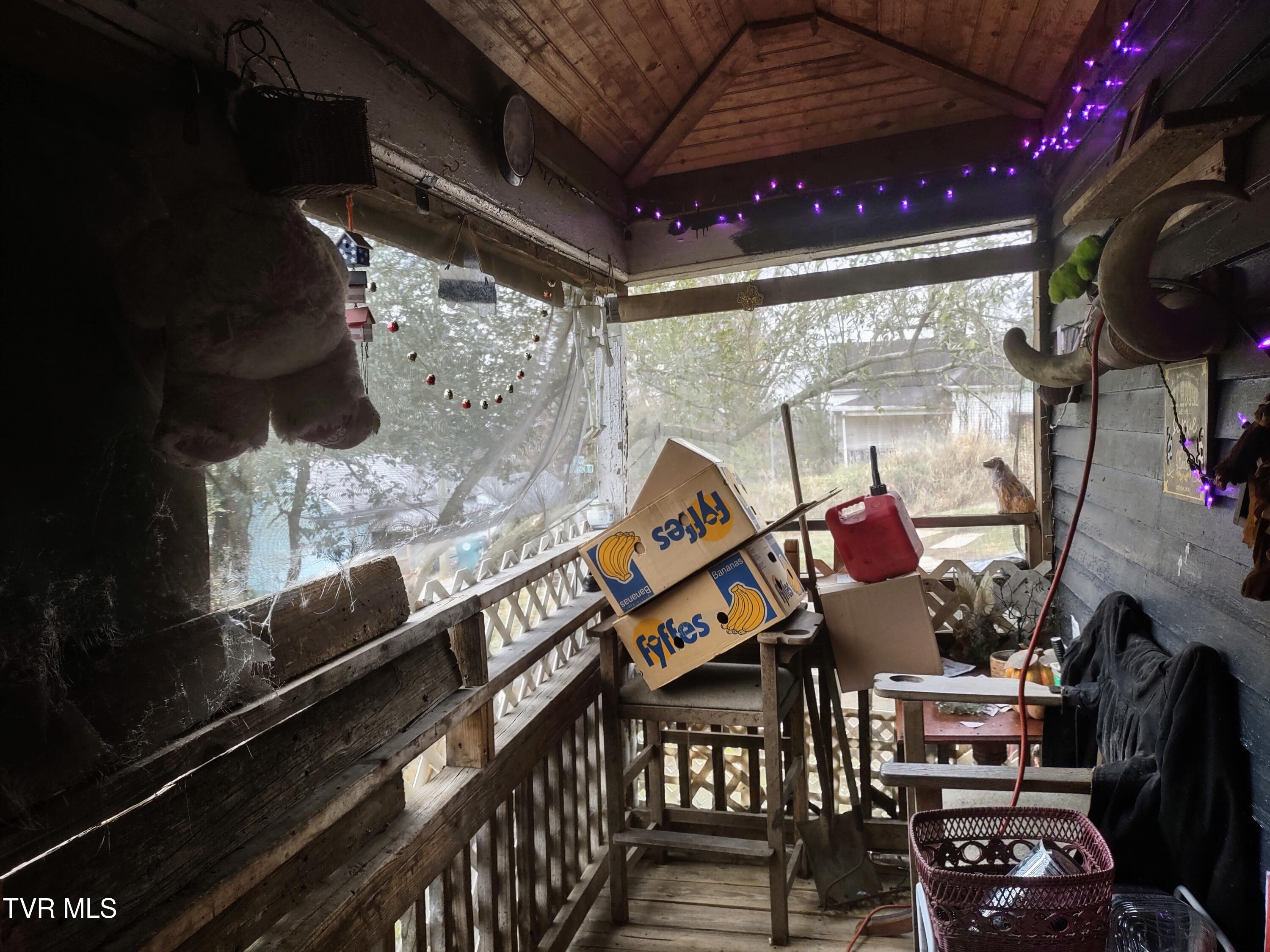 1004 Maple Street Bristol, VA 24201 - Photo 6 of 12 *