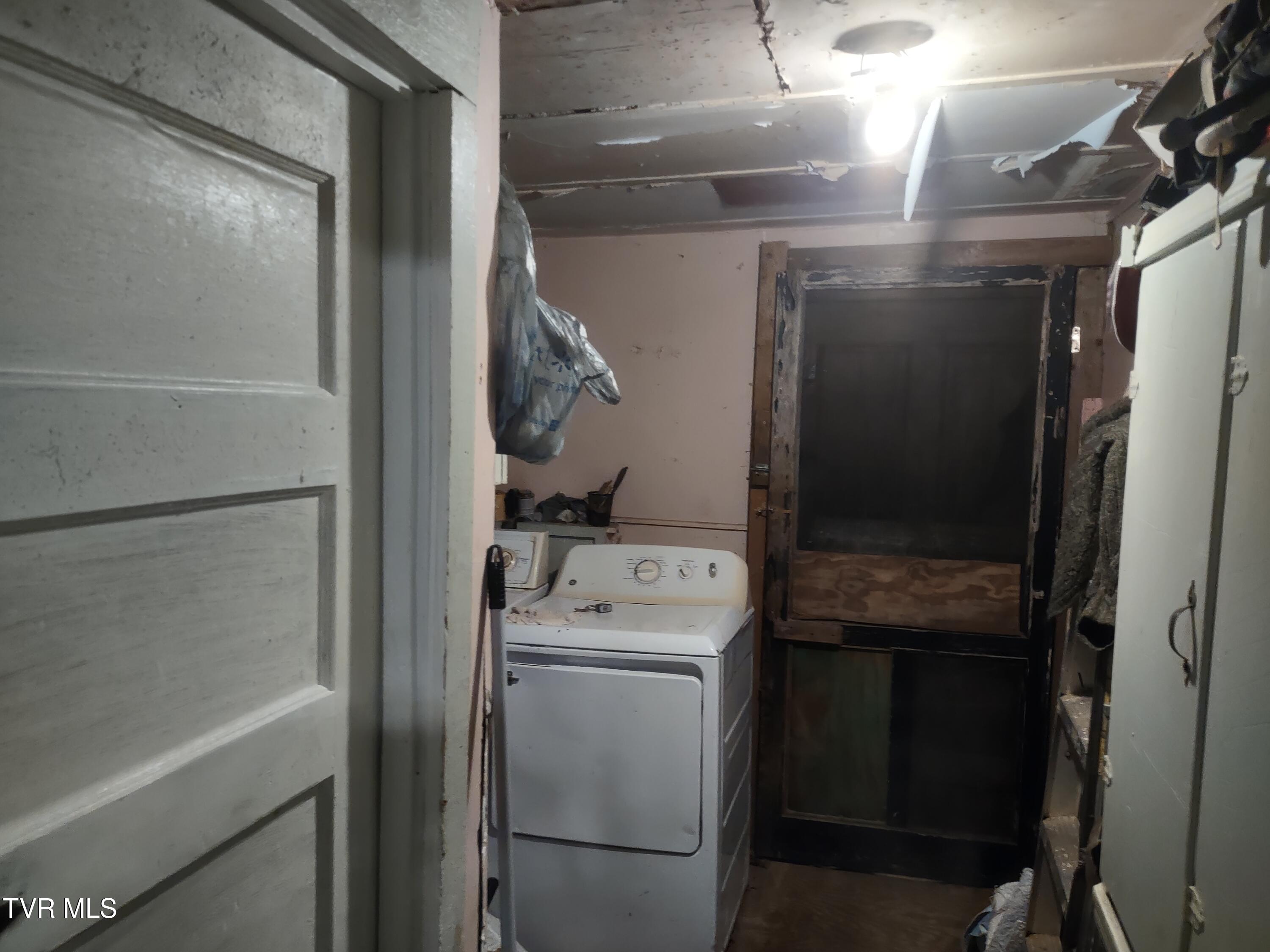 1004 Maple Street Bristol, VA 24201 - Photo 8 of 12 *