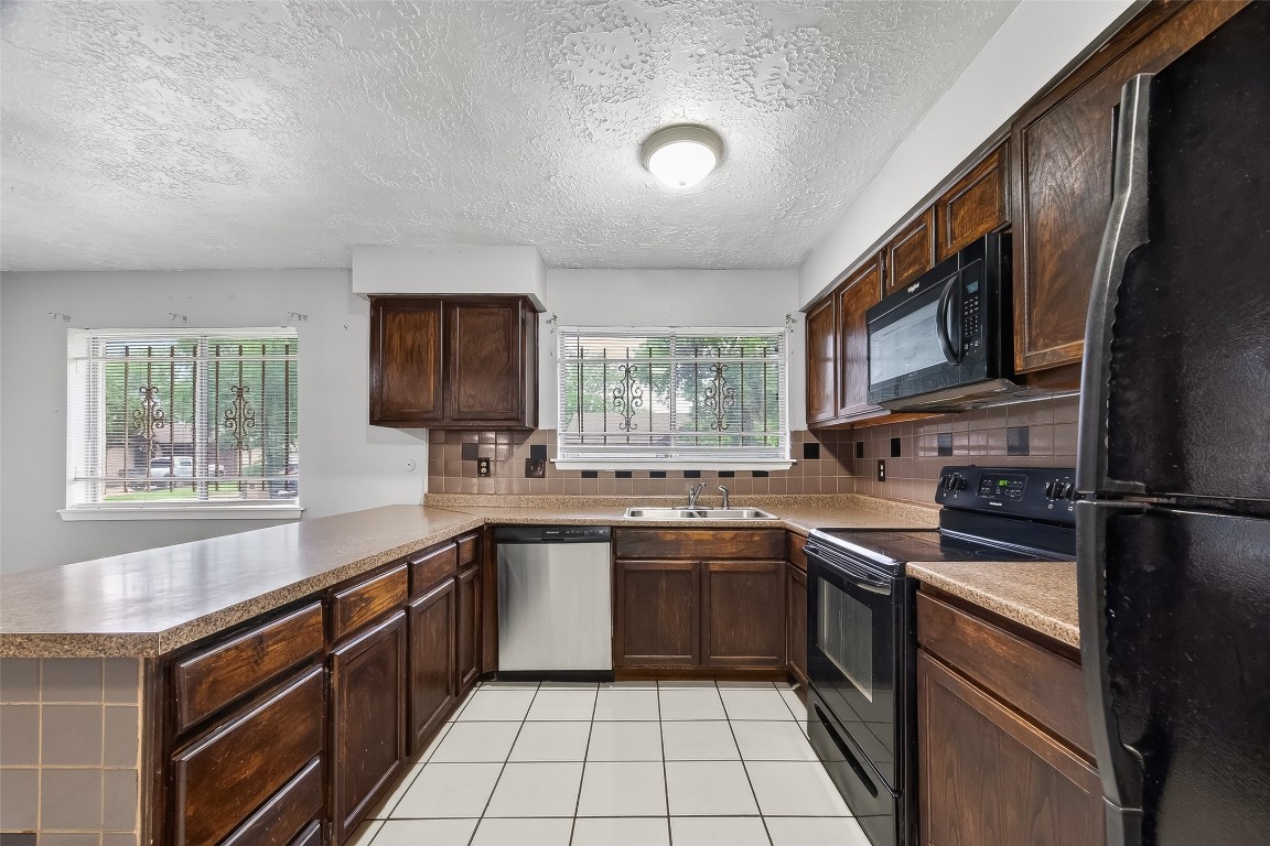 11839 Hallowing Point Road Houston, TX 77067 - Photo 11 of 32