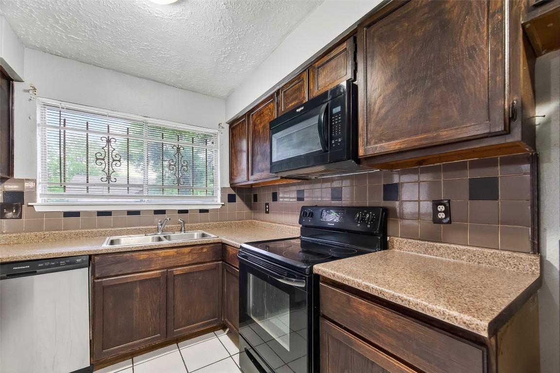 11839 Hallowing Point Road Houston, TX 77067 - Photo 12 of 32